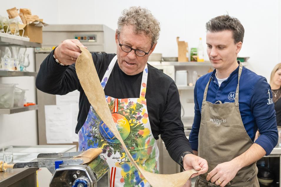Herbert Steinböck und Peter Pichler bereiten den Teig zu