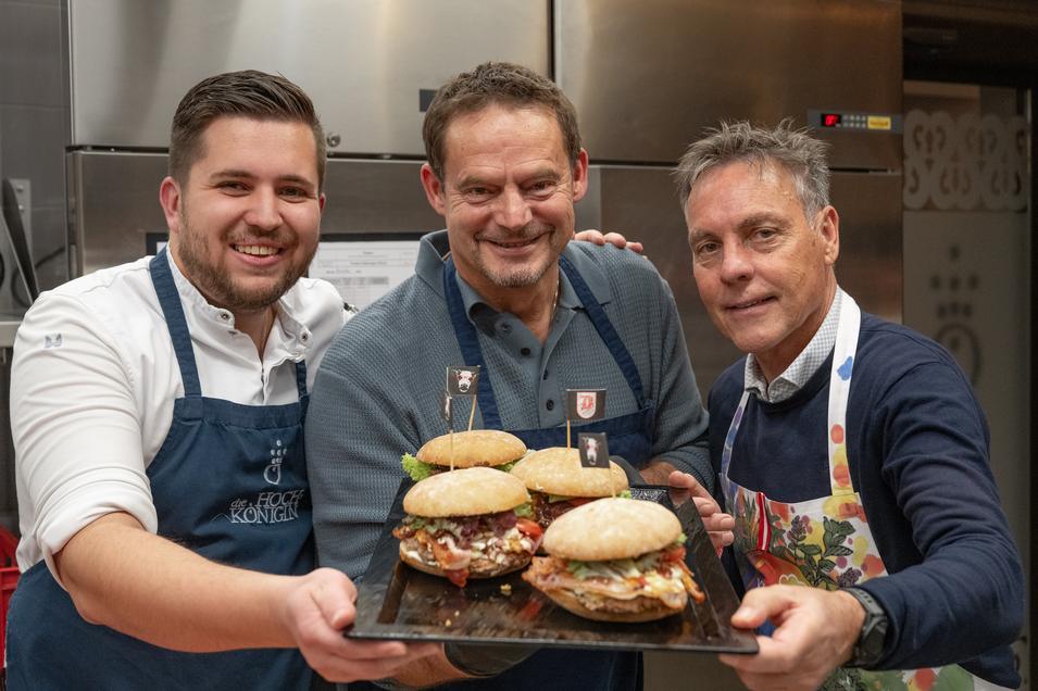 Der Charity-Burger von Küchenchef und Promis präsentiert.