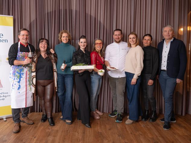 Ex-U21-Teamchef Werner Gregoritsch, Initiatorin Renate Zierler, die beiden Patinnen Martina Löwe und Alexandra Gorsche, Musikerin und Sängerin Betty O., Gastgeber Walter Triebl und Verena Leitner, Katharina Birk vom K&P Hendlhof sowie Fehrings Bürgermeister Mag. Johann Winkelmaier