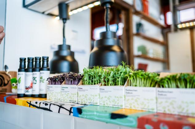 Kr&auml;uter-&Ouml;le von Kraidlzeig und Bio-Microgreens von Herbeus