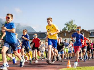 Schülerinnen und Schüler laufen für den guten Zweck