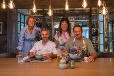 Das Köche kochen-Team beim verkosten der Kräuterschaumsuppe