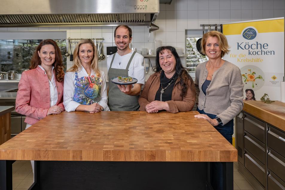 Küchenchef Klemens Gold, Schlager-Duo Sigrid und Marina, Initiatorin Renate Zierler und Krebshilfe GF Martina Löwe