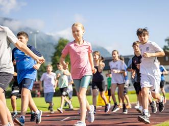 Schülerinnen und Schüler laufen für den guten Zweck