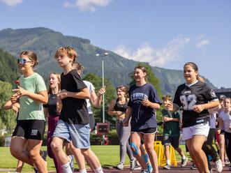 Schülerinnen und Schüler laufen für den guten Zweck
