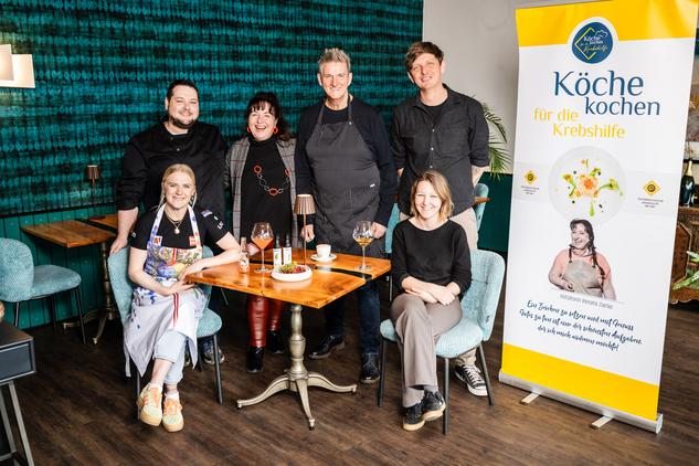 Gastgeber Jakob und Lilly Lilg, Küchenchef Marcell Kunej, Initiatorin Renate Zierler, Sänger Silvio Samoni, Skirennläuferin Katharina Truppe