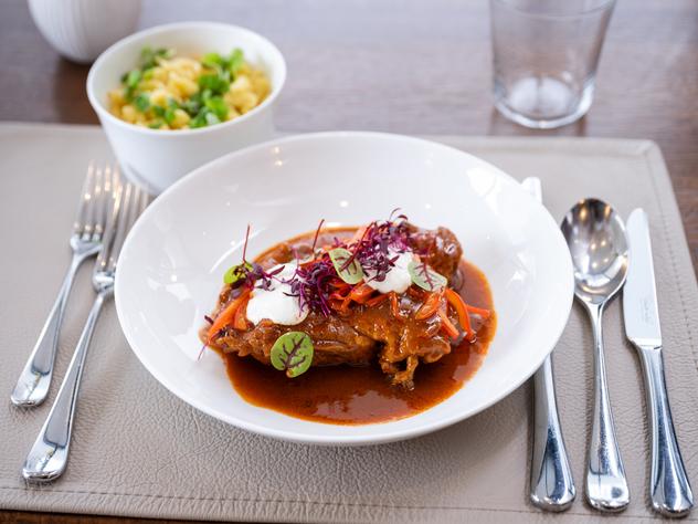 Das Auftaktgericht: Paprikahuhn mit Spätzle