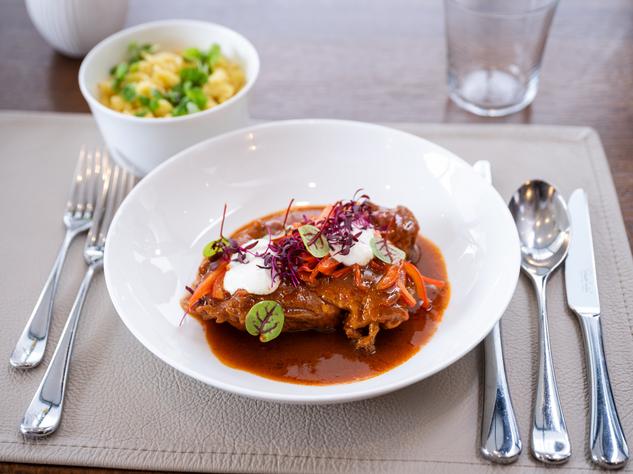 Das Auftaktgericht: Paprikahuhn mit Sp&auml;tzle