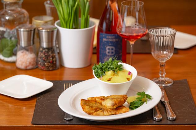 Das Gericht: Gebackener Karpfen mit Kartoffelsalat