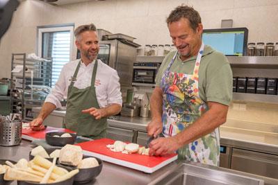 Vitus Winkler und Otto Konrad in der Küche