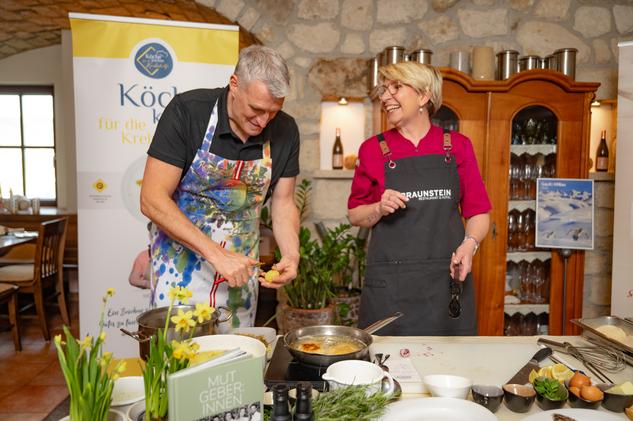 Thomas Raab und Alexandra Braunstein bereiten gemeinsam gebackenen Karpfen zu