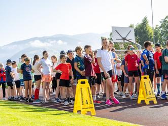 Schülerinnen und Schüler laufen für den guten Zweck