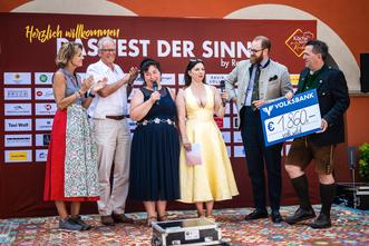 Scheckübergabe von voll.wild an Renate Zierler und die Österreichische Krebshilfe