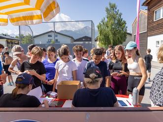 Schülerinnen und Schüler laufen für den guten Zweck